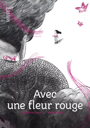 Avec une fleur rouge