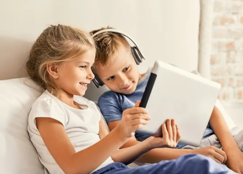 Deux enfants lisent une histoire sur Storyplay'r